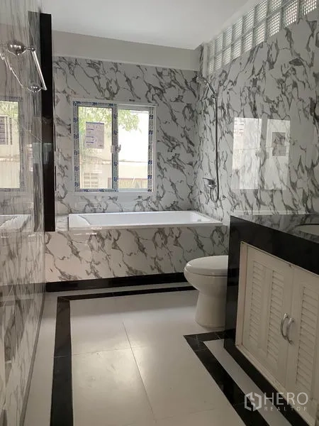 ทาวน์เฮาส์ ให้เช่าหรือขายในKhlong Toei, Bangkok - ห้องน้ำลายหินอ่อนพร้อมอ่างอาบน้ำ ฝักบัว และหน้าต่างรับแสง