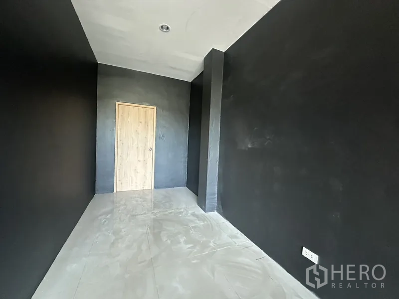 สำนักงานที่บ้าน ให้เช่าในPhra Khanong, Bangkok - ห้องสตูดิโอกว้างผนังสีดำ หน้าต่างบานใหญ่ พร้อมให้ตกแต่ง