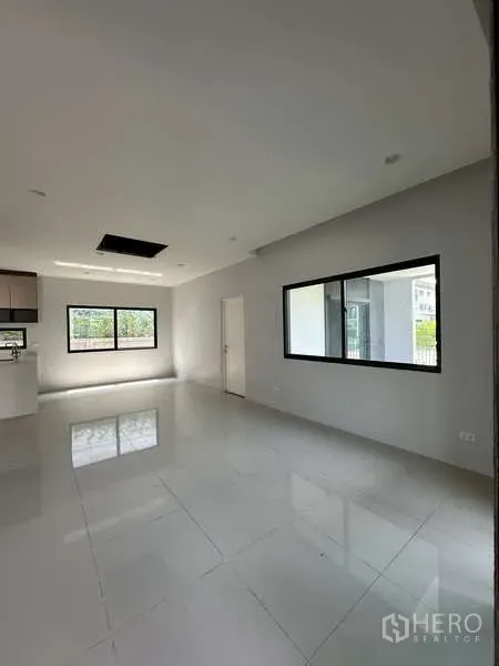 บ้าน ขายในLam Luk Ka, Pathum Thani - ห้องนั่งเล่นโปร่งสว่าง พื้นกระเบื้อง หน้าต่างบานใหญ่