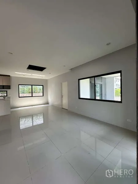 บ้าน ขายในLam Luk Ka, Pathum Thani - ห้องนั่งเล่นโปร่งสว่าง พื้นกระเบื้อง หน้าต่างบานใหญ่