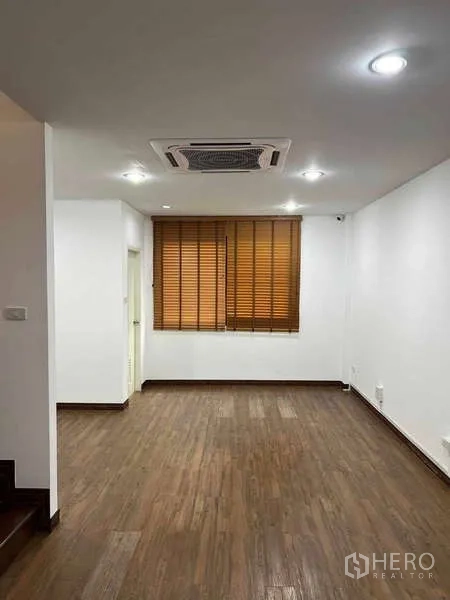Home Office for rent in Bueng Kum, Bangkok - Spacious meeting or work room with wood floors, cassette ceiling AC and window blinds.