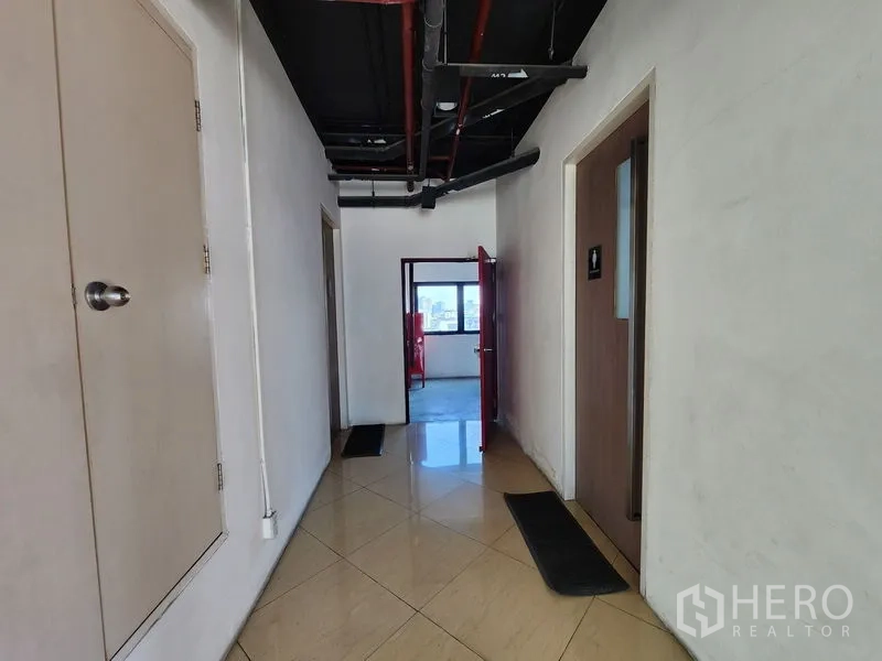 พื้นที่ขายปลีก ให้เช่าในBang Rak, Bangkok - ทางเดินปูกระเบื้อง โชว์ท่อระบบ บริเวณทางเข้าห้องน้ำ