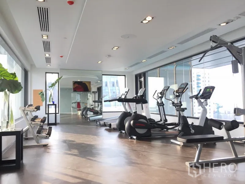 คอนโด ให้เช่าในWatthana, Bangkok - ฟิตเนสพร้อมอุปกรณ์ครบ เครื่องคาร์ดิโอ ดัมเบลล์ และผนังกระจกเต็มบาน