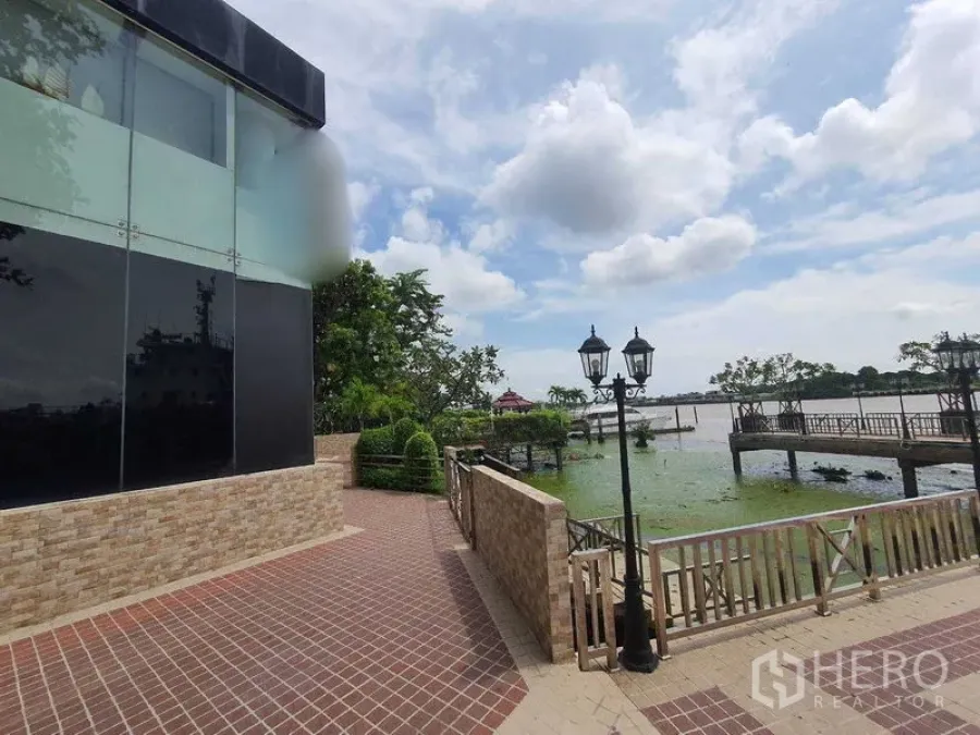 สำนักงาน ให้เช่าในYan Nawa, Bangkok - ลานอิฐตัวหนอนข้างอาคารกระจก สะพานไม้ยื่นออกสู่แม่น้ำ