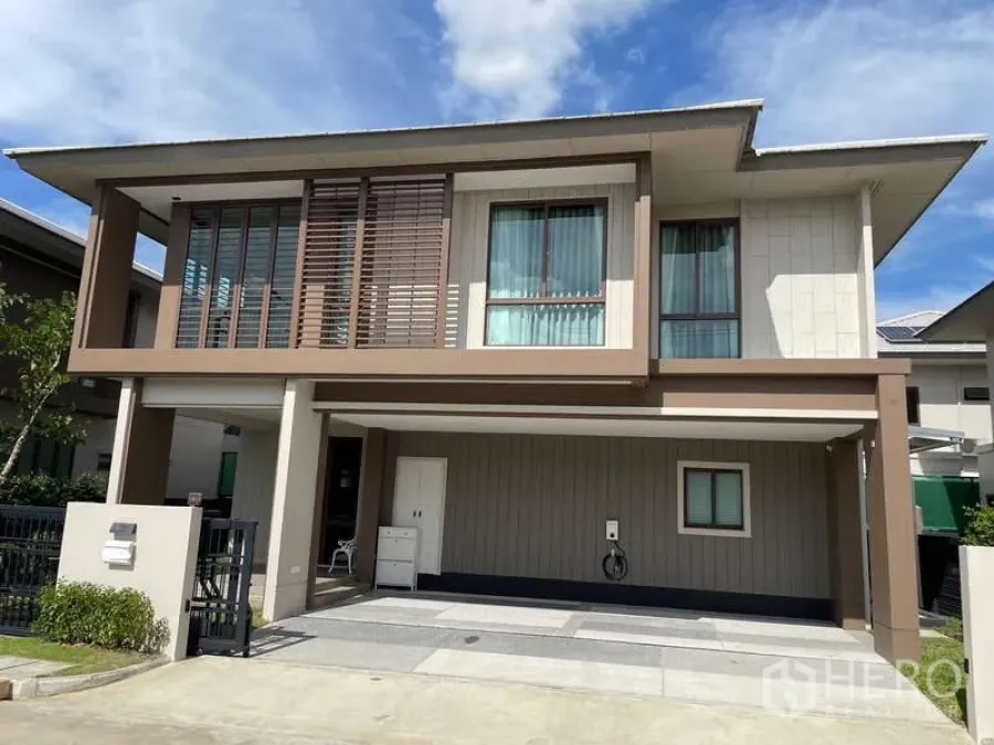 Detached House for rent in Bang Kapi, Bangkok - Modern two-storey detached house with covered two-car carport in Burasiri Krungthepkreetha.