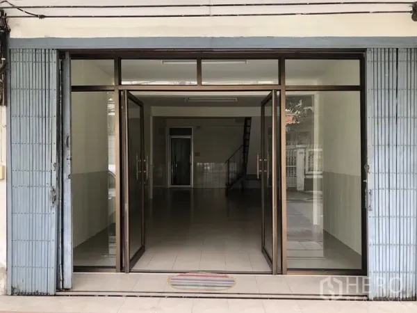 店屋 出租在Yan Nawa, Bangkok - 延纳瓦区店屋一层玻璃门店立面，入口宽敞，瓷砖地面。