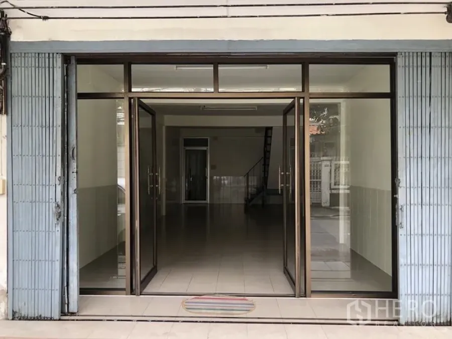 อาคารพาณิชย์ ให้เช่าในYan Nawa, Bangkok - ด้านหน้าชั้นล่างอาคารพาณิชย์ กระจกบานเลื่อน ทางเข้า กว้าง พื้นกระเบื้อง ในยานนาวา