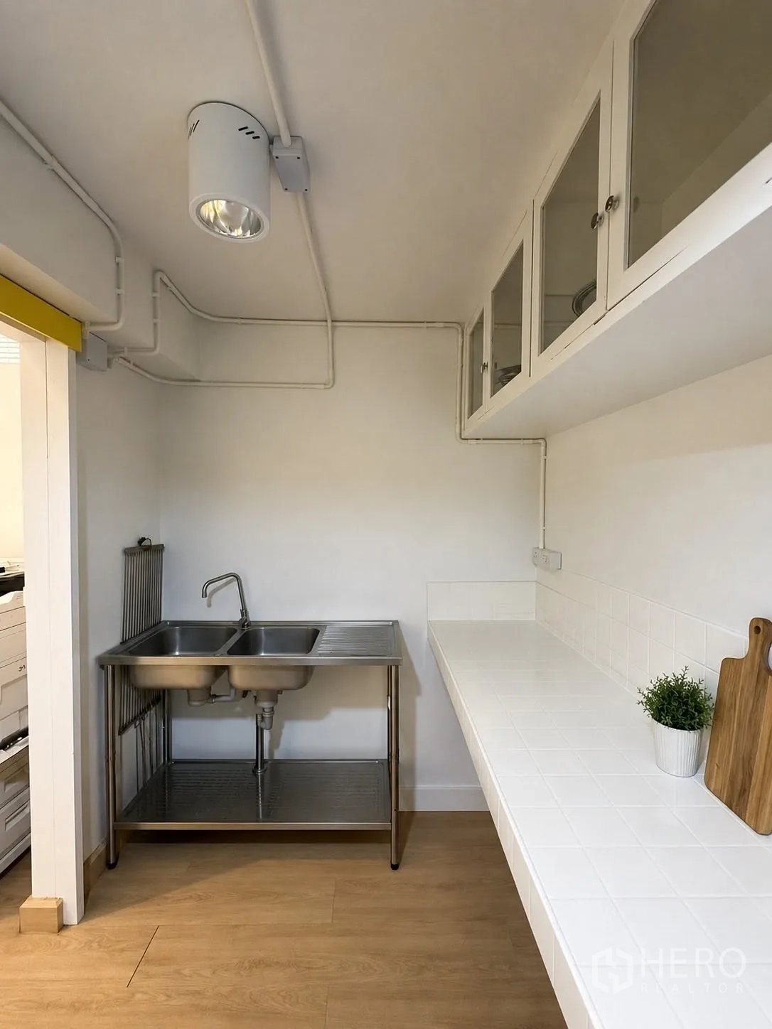 Office Space for rent in Phaya Thai, Bangkok - Pantry with double stainless sink and long countertop.