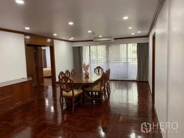 คอนโด ให้เช่าในWatthana, Bangkok - ห้องทานอาหารสว่าง โต๊ะไม้ยาว 8 ที่นั่ง ติดหน้าต่างบานใหญ่ ในคอนโด Liberty Park 1