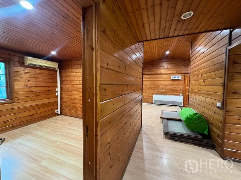 สำนักงานที่บ้าน ให้เช่าในSuan Luang, Bangkok - ห้องทำงานกรุไม้หลายห้อง ไฟดาวน์ไลท์และเครื่องปรับอากาศแบบแยกส่วน