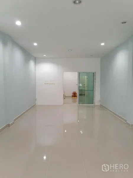 Shophouse for rent in Bang Rak, Bangkok - Bright ground-floor retail space with glossy tiled floors, recessed lighting and clean white walls.