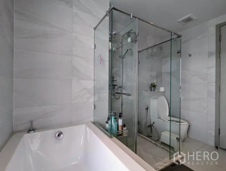 คอนโด ให้เช่าในWatthana, Bangkok - ห้องน้ำพร้อมอ่างอาบน้ำและตู้ฝักบัวกระจก ข้างโถสุขภัณฑ์