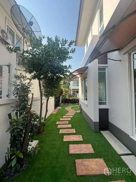 บ้าน ให้เช่าในBang Kapi, Bangkok - ทางเดินสวนร่มรื่น มีต้นไม้ สนามหญ้า และกันสาด