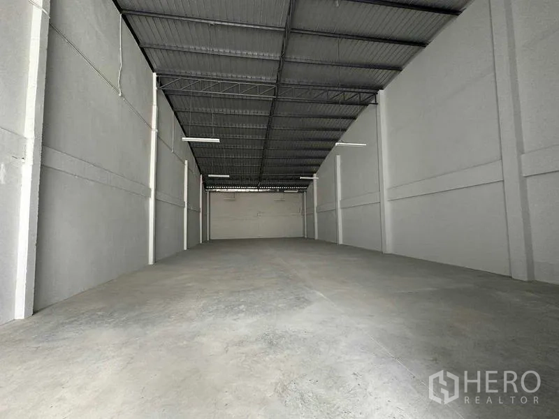 คลังสินค้า ให้เช่าในMueang Samut Sakhon, Samut Sakhon - มุมมองภายในโกดังผนังสูง สีขาว ไฟแขวน และพื้นคอนกรีตขัดมัน