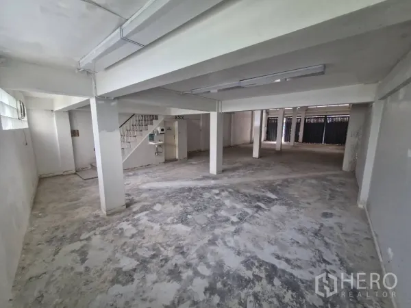 อาคารพาณิชย์ ให้เช่าในYan Nawa, Bangkok - พื้นที่ชั้นล่างลึกโปร่ง หน้าต่างบล็อกแก้วและเสาคอนกรีต