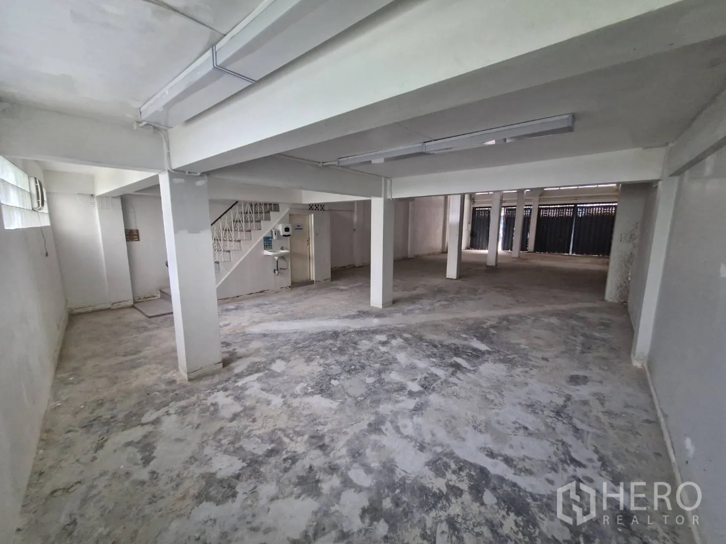 อาคารพาณิชย์ ให้เช่าในYan Nawa, Bangkok - พื้นที่ชั้นล่างลึกโปร่ง หน้าต่างบล็อกแก้วและเสาคอนกรีต