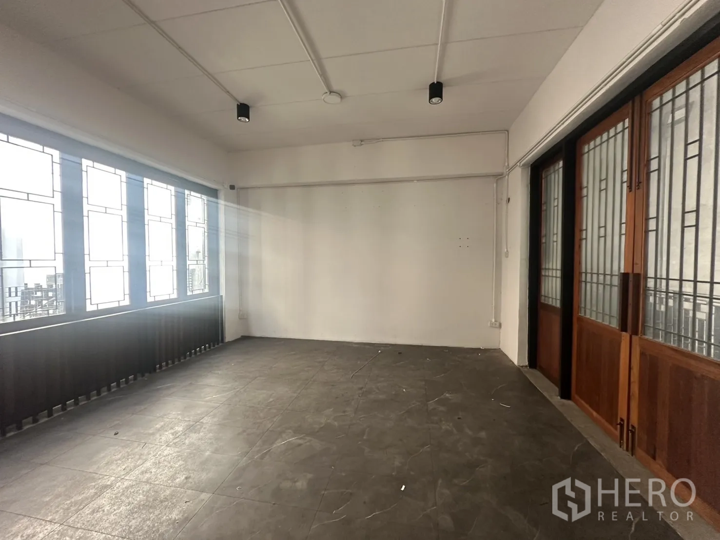 สำนักงานที่บ้าน ให้เช่าในPathum Wan, Bangkok - ห้องทำงานชั้นบนพร้อมหน้าต่างลวดลายและประตูไม้บานเลื่อน แสงธรรมชาติเต็มห้อง