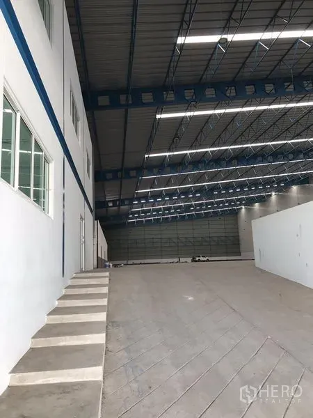 คลังสินค้า ให้เช่าในSamut Prakan - อาคารสำนักงานภายในพร้อมหน้าต่าง ข้างทางลาดรับส่งสินค้า ใต้หลังคาสูง