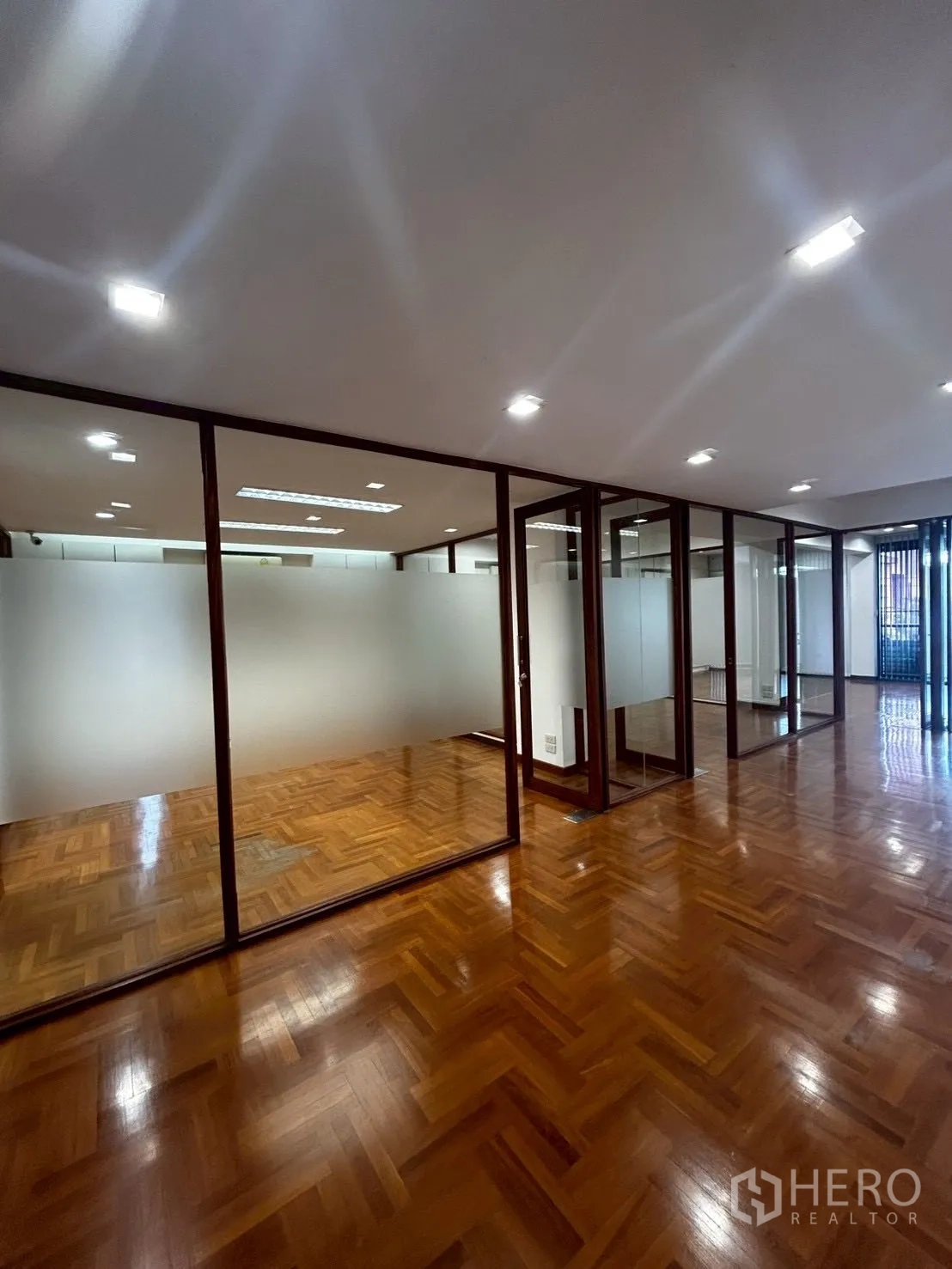 โชว์รูม for rent or sale in Bang Phli, Samut Prakan - โถงออฟฟิศกั้นกระจกต่อเนื่อง พื้นก้างปลาเงางาม