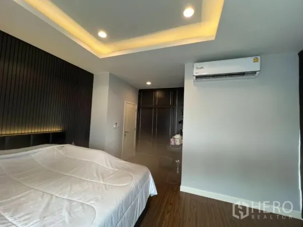 บ้าน ให้เช่าหรือขายในLam Luk Ka, Pathum Thani - ห้องนอนอบอุ่น ฝ้าเพดานซ่อนไฟ แอร์ และตู้เสื้อผ้าบิลท์อิน