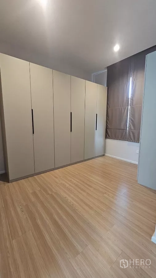 ทาวน์เฮาส์ ให้เช่าในSaphan Sung, Bangkok - ห้องตู้เสื้อผ้ากว้าง พร้อมตู้บิวท์อินตลอดผนัง