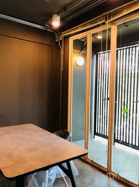 สำนักงานที่บ้าน ให้เช่าในHuai Khwang, Bangkok - ห้องทำงานส่วนตัวมีโต๊ะติดประตูกระจกบานเลื่อนออกระเบียง.