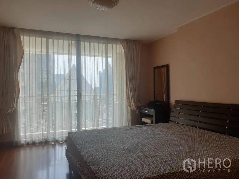 คอนโด ให้เช่าหรือขายในWatthana, Bangkok - ห้องนอนใหญ่ ประตูกระจกบานเลื่อน ผ้าม่านโปร่ง และระเบียงวิวเมือง