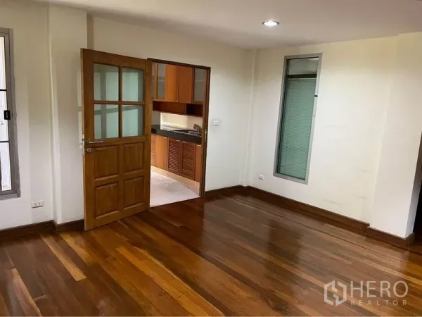 ทาวน์เฮาส์ ขายในPhra Khanong, Bangkok - ห้องพื้นไม้เงางาม เปิดประตูเชื่อมสู่ครัวบิวท์อินตู้ไม้