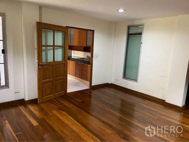 ทาวน์เฮาส์ ขายในPhra Khanong, Bangkok - ห้องพื้นไม้เงางาม เปิดประตูเชื่อมสู่ครัวบิวท์อินตู้ไม้