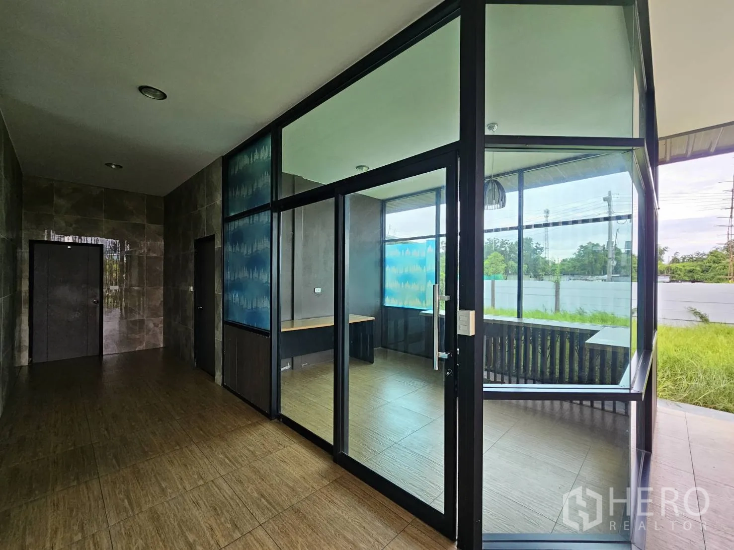 คลังสินค้า ให้เช่าในLam Luk Ka, Pathum Thani - ห้องกระจกประชุมและโถงต้อนรับในส่วนสำนักงาน