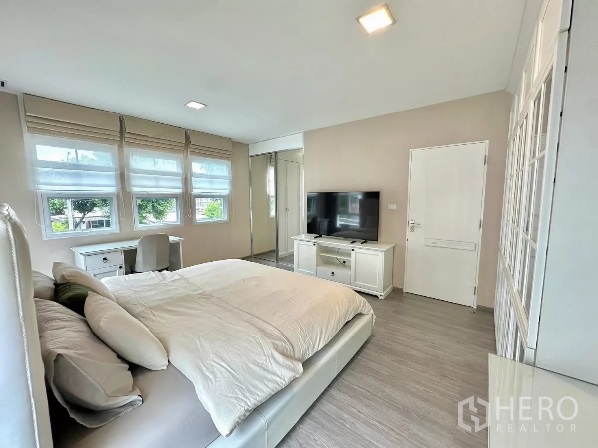 Detached House for rent in Bang Phli, Samut Prakan - Modern bathroom with glass-enclosed shower, large mirror, toilet and basin.