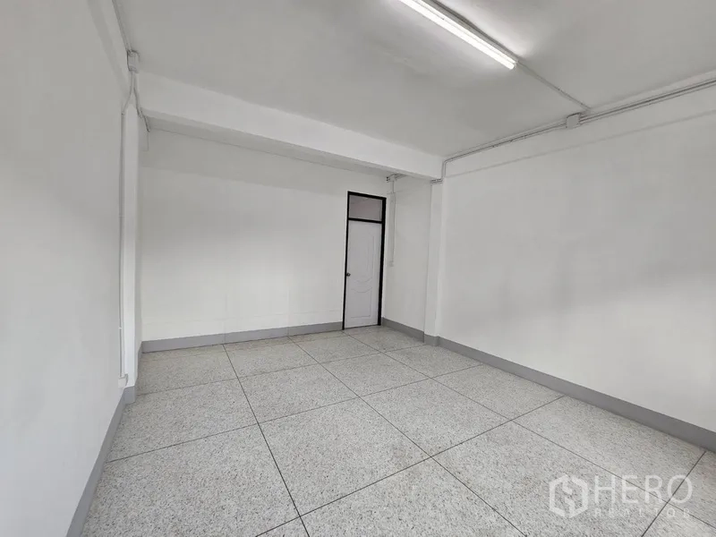 店屋 出租 - 方形房间，瓷砖地面与内部门。