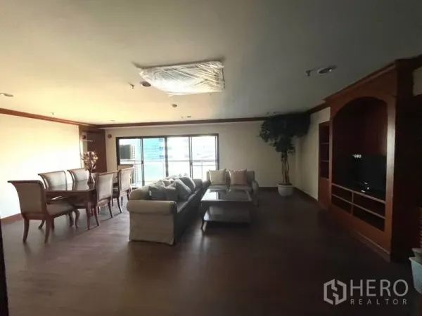 คอนโด ให้เช่าในWatthana, Bangkok - พื้นที่นั่งเล่นและรับประทานอาหารกว้าง โซฟา พื้นไม้ ตู้บิวท์อิน และประตูระเบียงกระจก