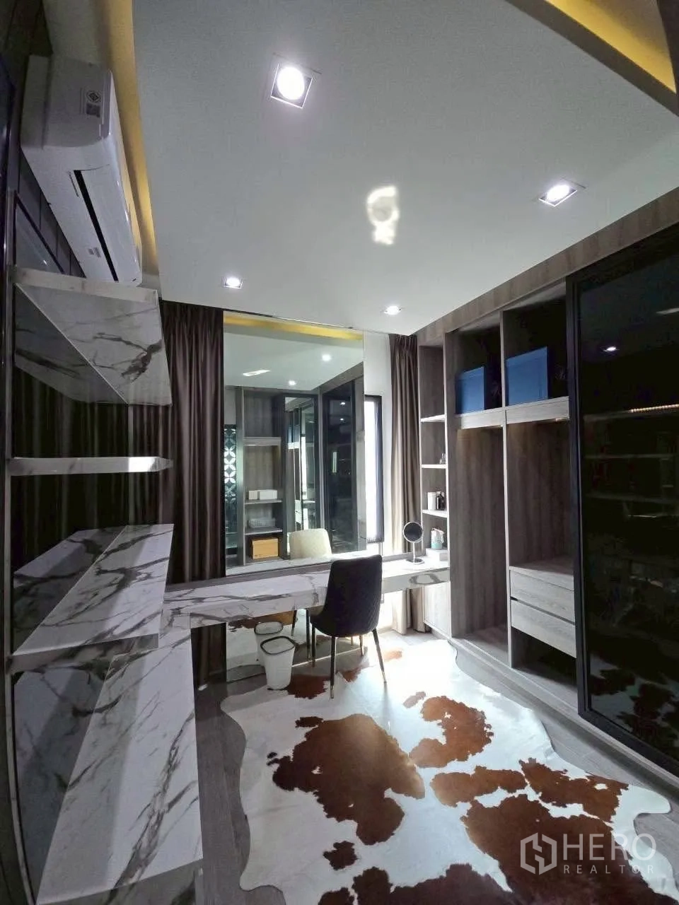 ทาวน์เฮาส์ ให้เช่าหรือขายในLat Phrao, Bangkok - ห้องทำงานสวยงาม โต๊ะบิวท์อินลายหินอ่อน ชั้นวาง และพรมหนังวัว