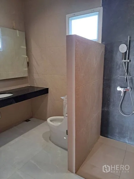 Detached House for rent in Prawet, Bangkok - Contemporary bathroom featuring a walk-in shower, partition wall and wide vanity.