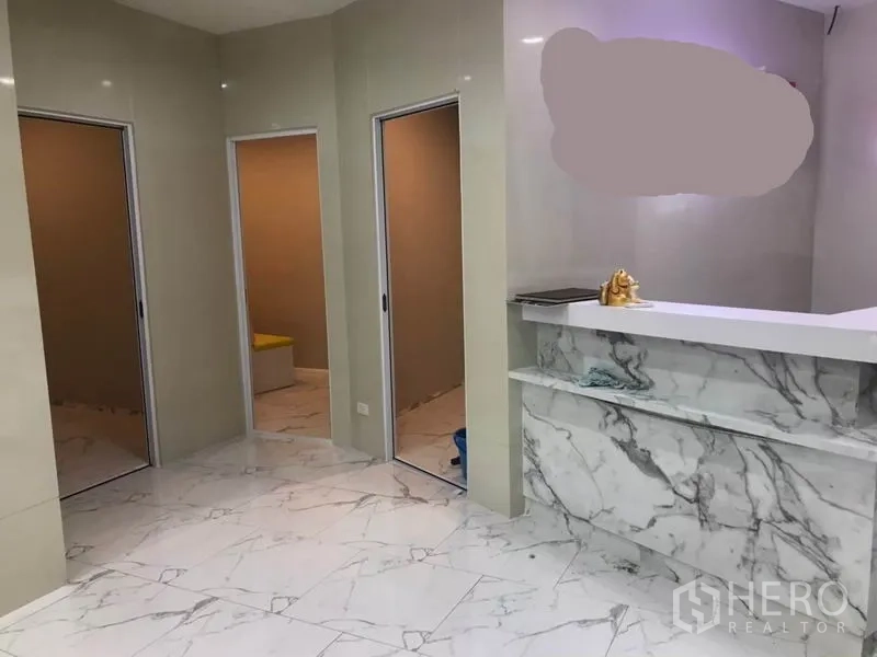 零售空间 出租在Watthana, Bangkok - 大理石前台，三扇门通往护理或储物空间。