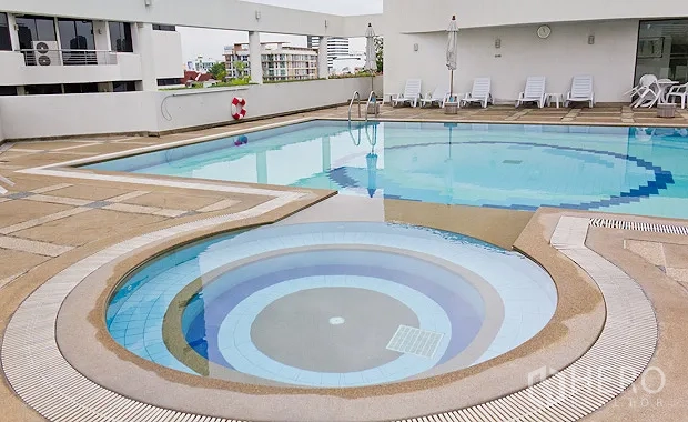 คอนโด ให้เช่าในWatthana, Bangkok - ห้องนั่งเล่นสว่าง โซฟาเข้ามุมผ้าโทนเทาใบใหญ่ หมอนสีสันสด ภาพศิลปะ และผ้าม่านสูงจรดพื้น