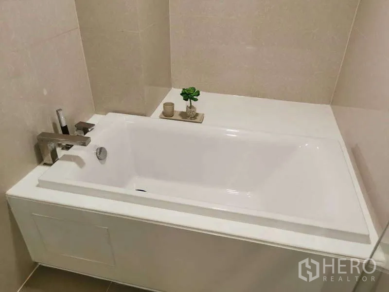 คอนโด ให้เช่าหรือขายในWatthana, Bangkok - อ่างอาบน้ำดีไซน์เรียบหรู พร้อมก๊อกน้ำโมเดิร์นและผนังหินโทนอ่อน