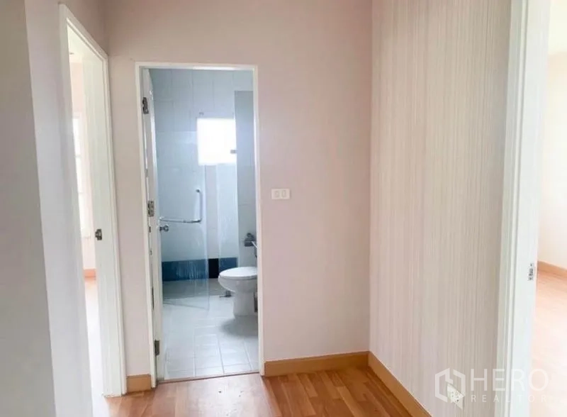 บ้าน ขายในSaphan Sung, Bangkok - โถงทางเดินเชื่อมห้องน้ำปูกระเบื้องสะอาด มีช่องแสงและฉากกระจก