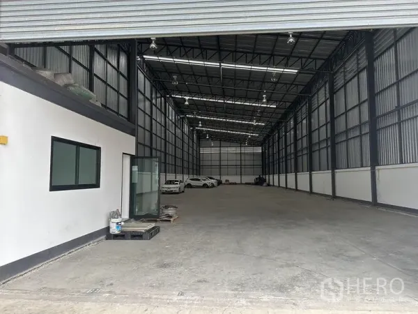 货栈 出租在Samut Prakan - 仓库内部空间宽敞，钢结构高屋顶，LED照明，侧设办公室。