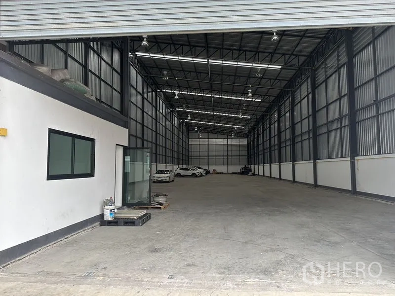 货栈 出租在Samut Prakan - 仓库内部空间宽敞，钢结构高屋顶，LED照明，侧设办公室。