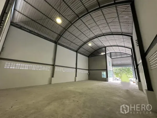คลังสินค้า ให้เช่าในPak Kret, Nonthaburi - พื้นที่โหลดของกว้างมองไปยังประตูม้วนหน้า แสงสว่างทั่วถึง