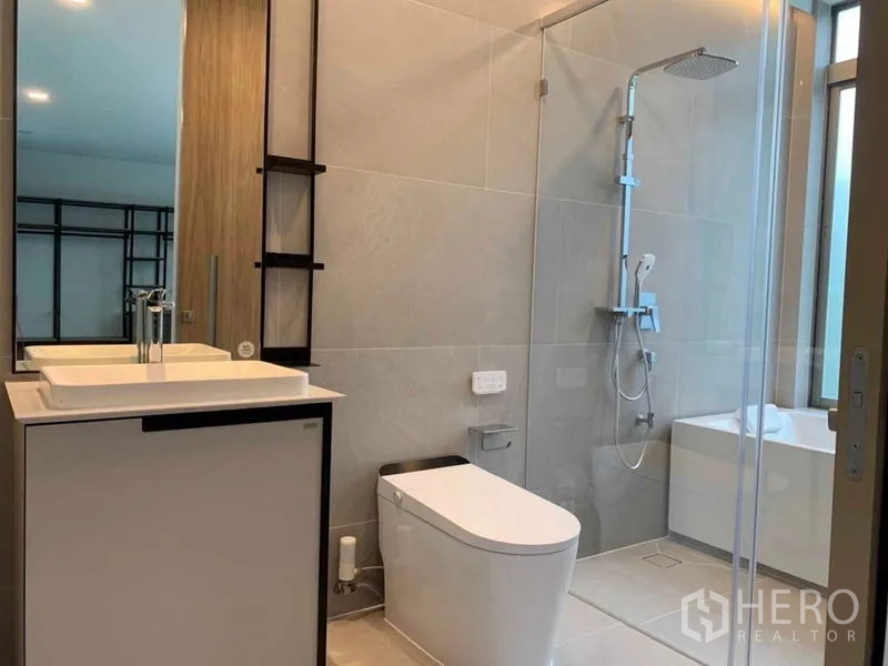 บ้าน ให้เช่าในSaphan Sung, Bangkok - ห้องน้ำสมัยใหม่ ฝักบัวเรนชาวเวอร์ กั้นกระจก อ่างล้างหน้าและโถสุขภัณฑ์