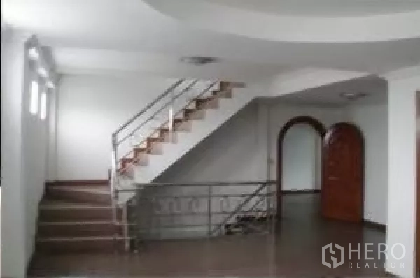 โรงงาน ให้เช่าในBang Phli, Samut Prakan - โถงบันไดภายใน ปูพื้นกระเบื้อง ราวเหล็ก และซุ้มประตูโค้ง