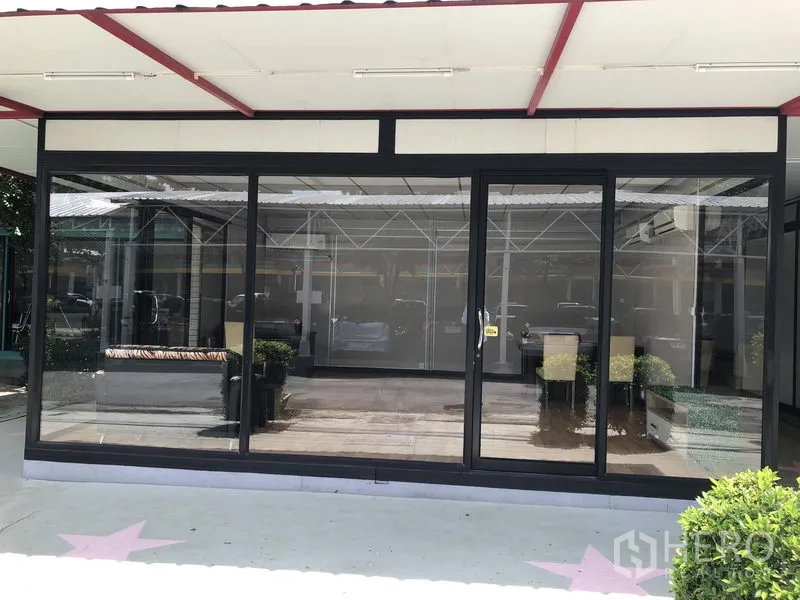 สำนักงาน ให้เช่าในWang Thonglang, Bangkok - ออฟฟิศติดถนน กระจกกรอบสีดำ หลังคากันสาด และมุมต้อนรับมองเห็นได้ ในกรุงเทพฯ