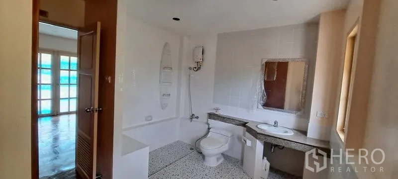 บ้าน ให้เช่าในMin Buri, Bangkok - ห้องน้ำสะอาด พร้อมฝักบัว เครื่องทำน้ำอุ่น โถสุขภัณฑ์ และอ่างล้างหน้า