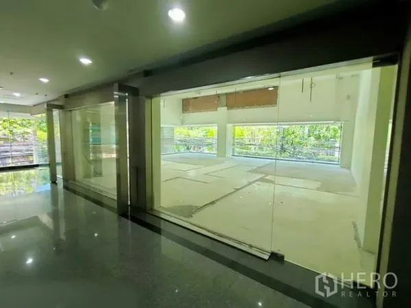 零售空间 出租在Khlong Toei, Bangkok - 走廊视角的玻璃店面，整面展示窗。