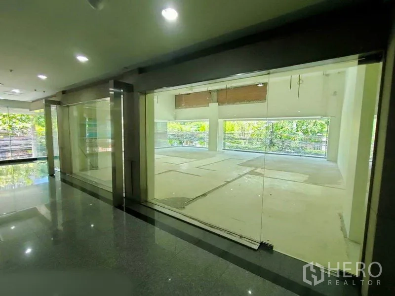 零售空间 出租在Khlong Toei, Bangkok - 走廊视角的玻璃店面，整面展示窗。