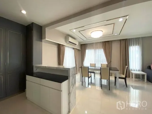 บ้าน ให้เช่าในSuan Luang, Bangkok - โซนทานอาหารสว่าง โปร่ง โล่ง เคาน์เตอร์ลายหินอ่อน ม่านกรองแสง และไฟฝ้าซ่อน