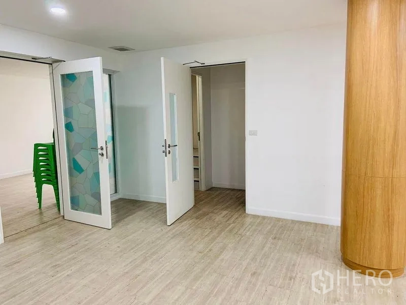 อาคารพาณิชย์ ให้เช่าหรือขายในKhlong Toei, Bangkok - ทางเดินภายในพร้อมประตูกระจกฝ้าแบบคู่ พื้นโทนไม้ และเสาไม้ทรงกลม